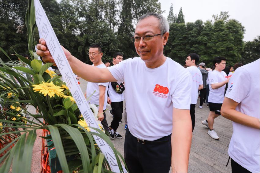 吴玉明献花