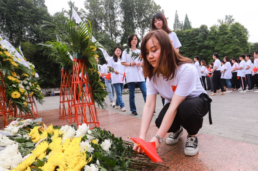 公司党员干部、员工为烈士们敬献花束